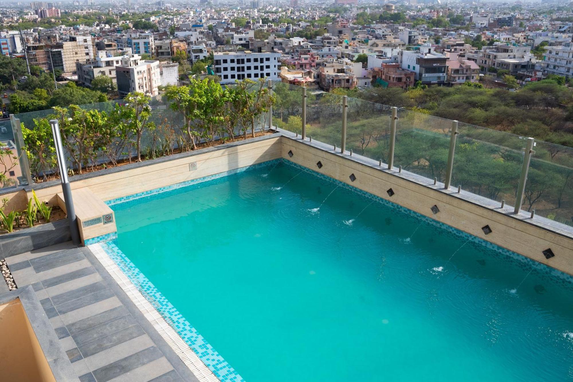 Hyatt Place Jaipur Malviya Nagar Esterno foto Swimming pool at the hotel